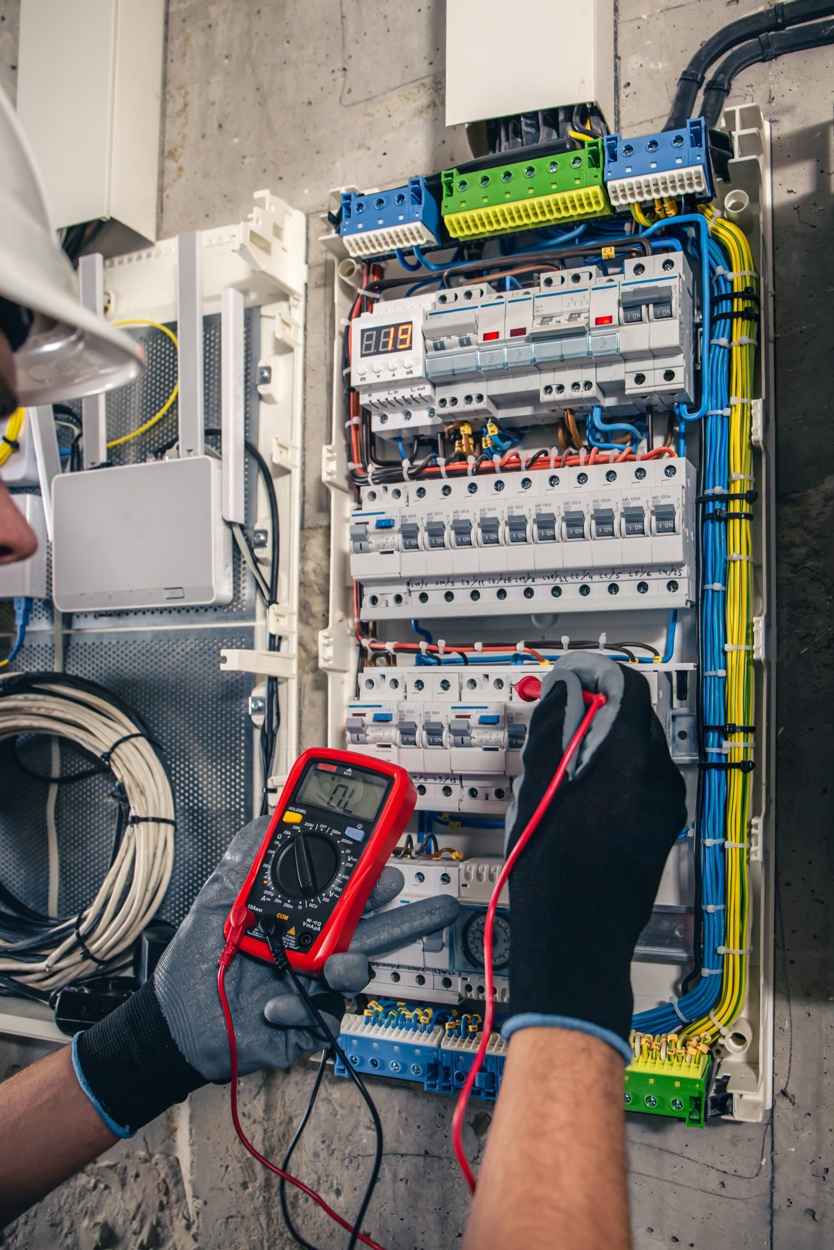 Technik elektryk w rozdzielnicy